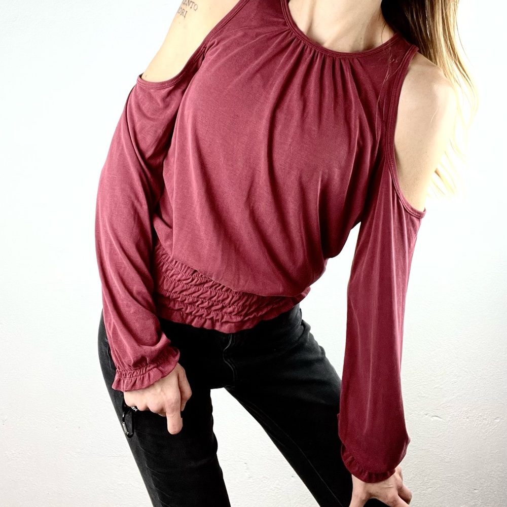 ABERCROMBIE & FITCH | ♥️Cold Shoulder Long-Sleeved Ruffled Blouse